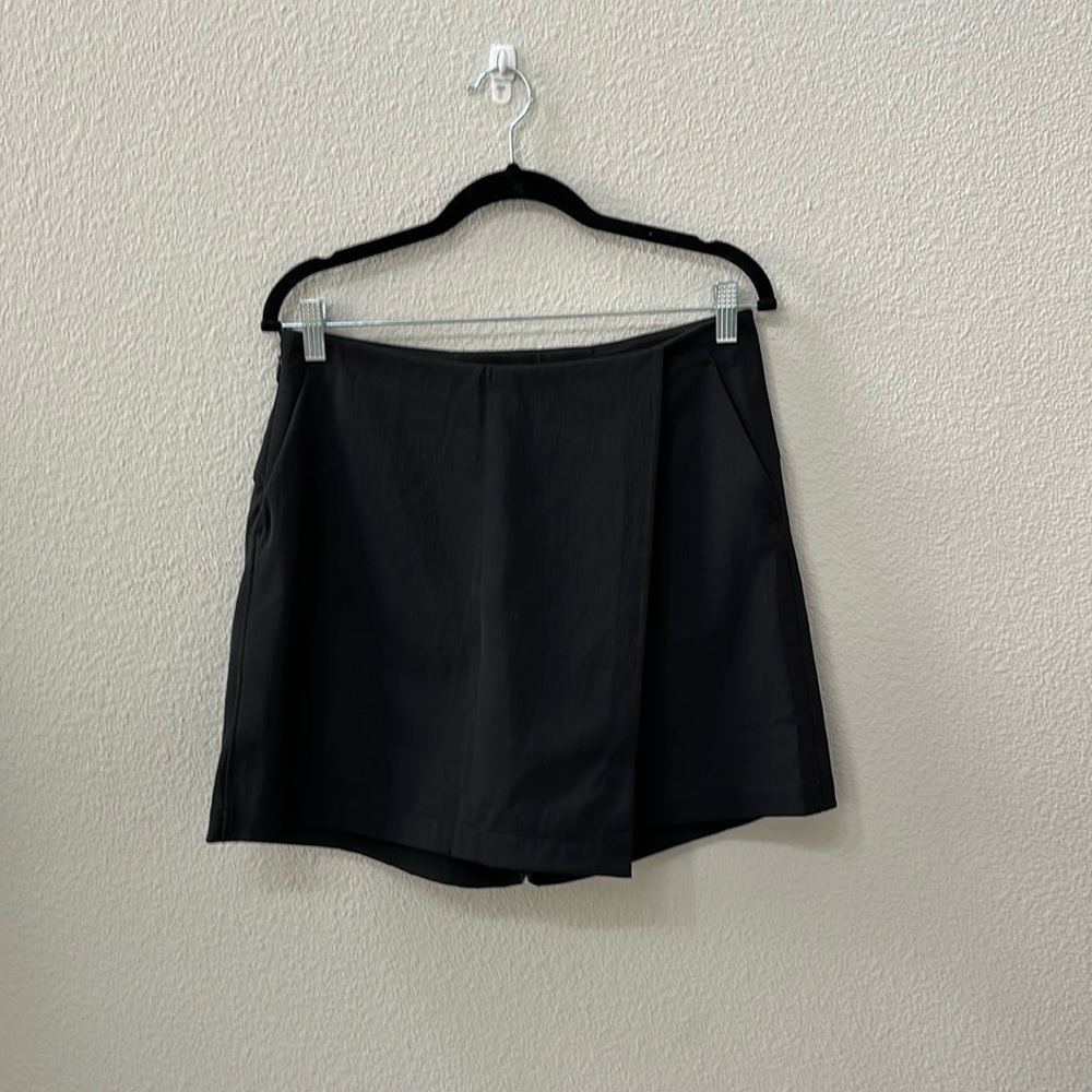 Black lululemon skort in size 8
